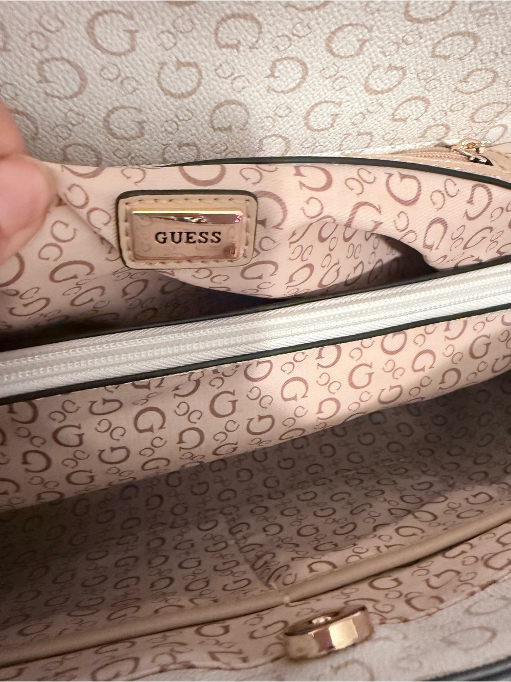 Guess White Monogram Shoulder Bag with Gold Chain Details - Picture 10 of 16